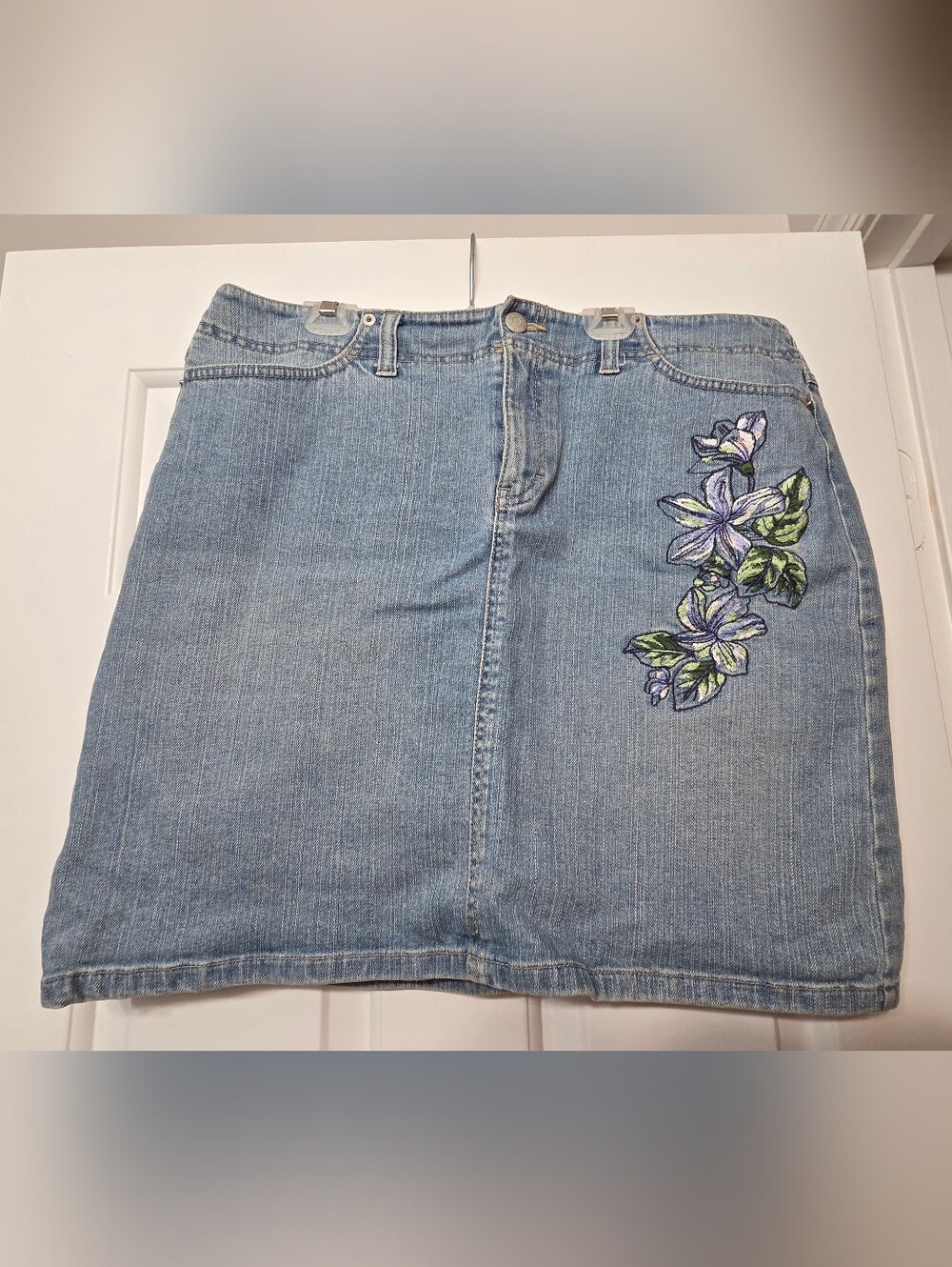 Ann Taylor LOFT Classic Embroidered Light Blue Denim Women’s Jeans Skirt
